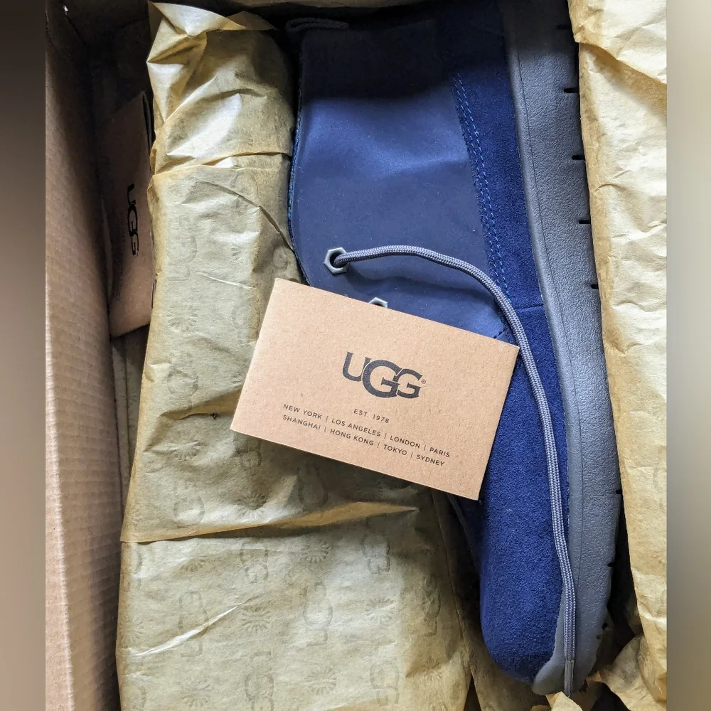 BNIB UGG K Canoe Reflective - size 6